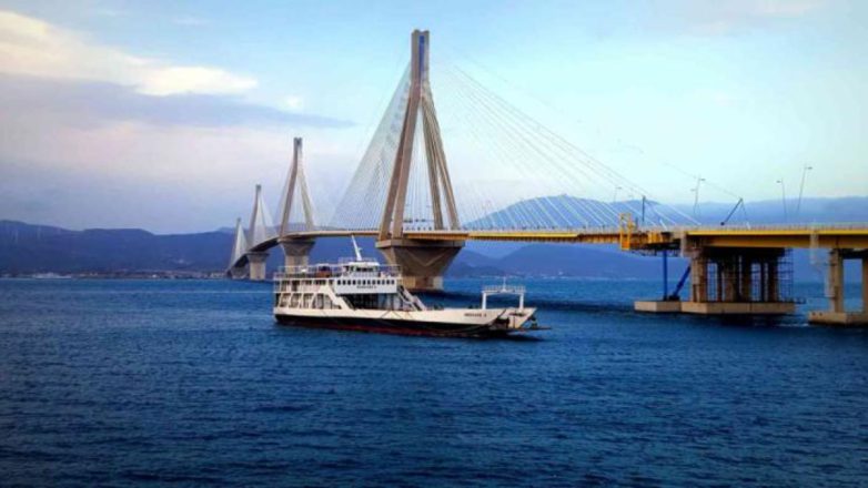 Ρίο-Αντίρριο: Πλήρωμα φέρι έσωσε 70χρονη από πνιγμό