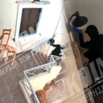 Σύρος: Η στιγμή που η διασώστρια κουκουλωμένη και με γάντια φτάνει στο σπίτι του ζευγαριού