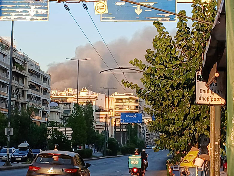 Πάρκο Γουδή: Περιορίστηκε εντός του κτηρίου η πυρκαγιά στο Μπάντμιντον – Κατέρρευσε μέρος της σκεπής