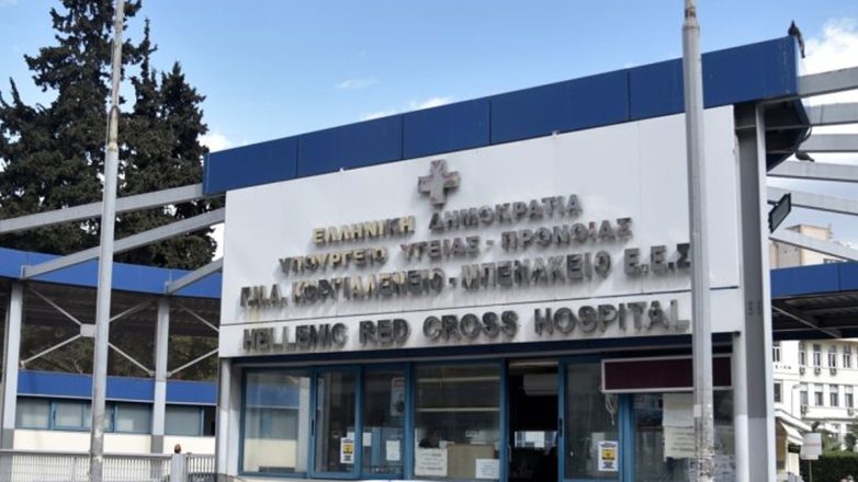 Γυναίκα ασθενής «έσπασε» στο ξύλο νοσηλεύτρια στα Επείγοντα του Ερυθρού Σταυρού