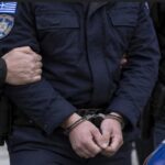 Χειροπέδες σε αστυνομικό που ζητούσε «φακελάκι» έως και 700 ευρώ για να σβήνει κλήσεις