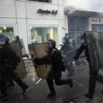Γαλλία: 1.000 συλλήψεις διαδηλωτών και εκατοντάδες τραυματίες στα επεισόδια σε πολλές πόλεις