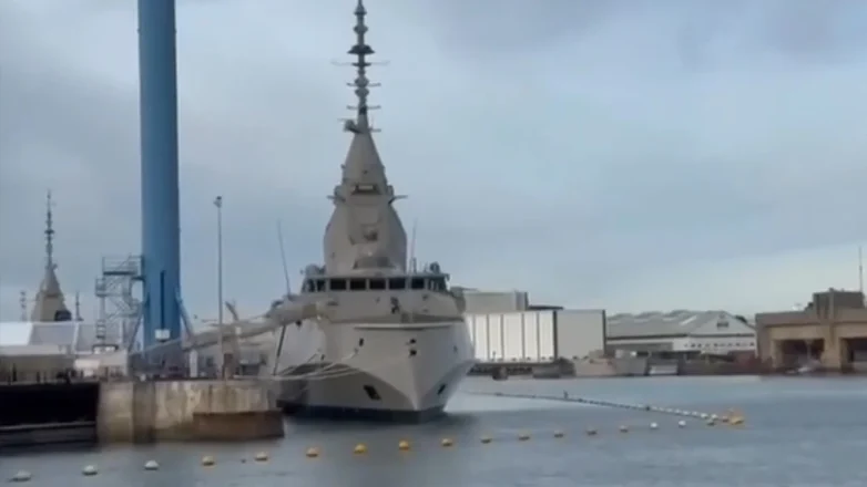 Ύψωσε την ελληνική σημαία η φρεγάτα «Νέαρχος»
