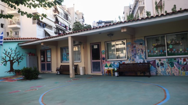 Πατήσια: Χειροπέδες σε γιαγιά που επιτέθηκε σε δασκάλα νηπιαγωγείου