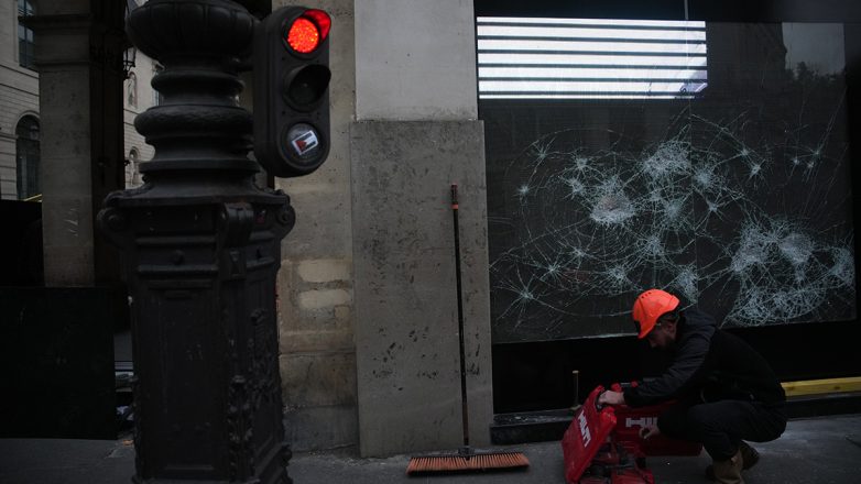 Kαταστηματάρχες στο Παρίσι αγοράζουν όπλα ενόψει των νέων κινητοποιήσεων