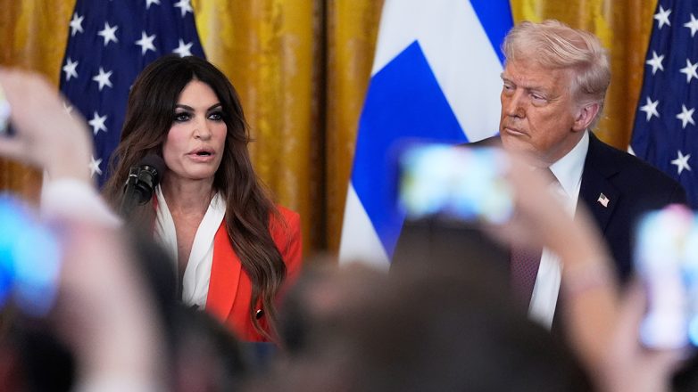 Την πόρτα της εξόδου δείχνει ο Τραμπ στη Γκιλφόιλ